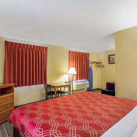 Econo Lodge Lansing - Leavenworth Esterno foto