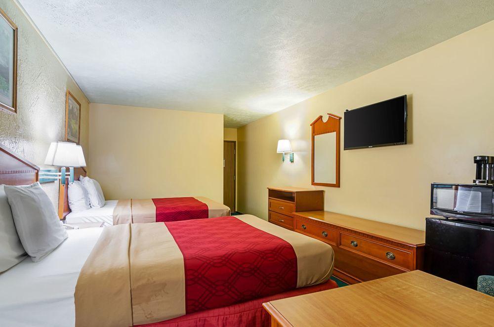 Econo Lodge Lansing - Leavenworth Esterno foto
