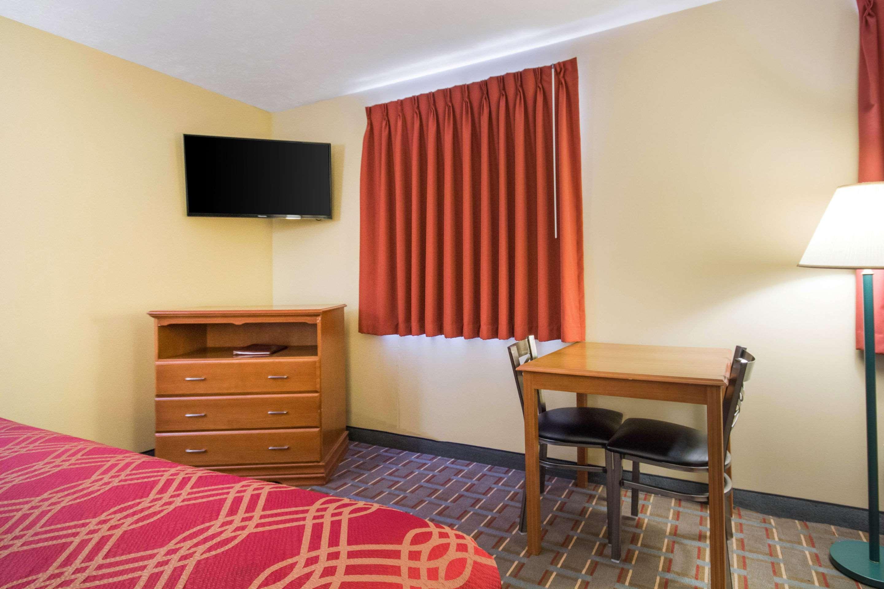 Econo Lodge Lansing - Leavenworth Esterno foto