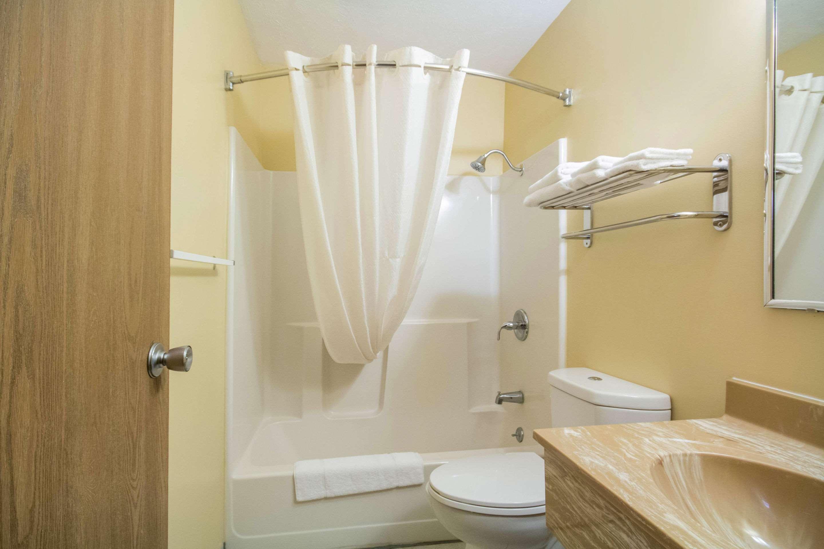Econo Lodge Lansing - Leavenworth Esterno foto