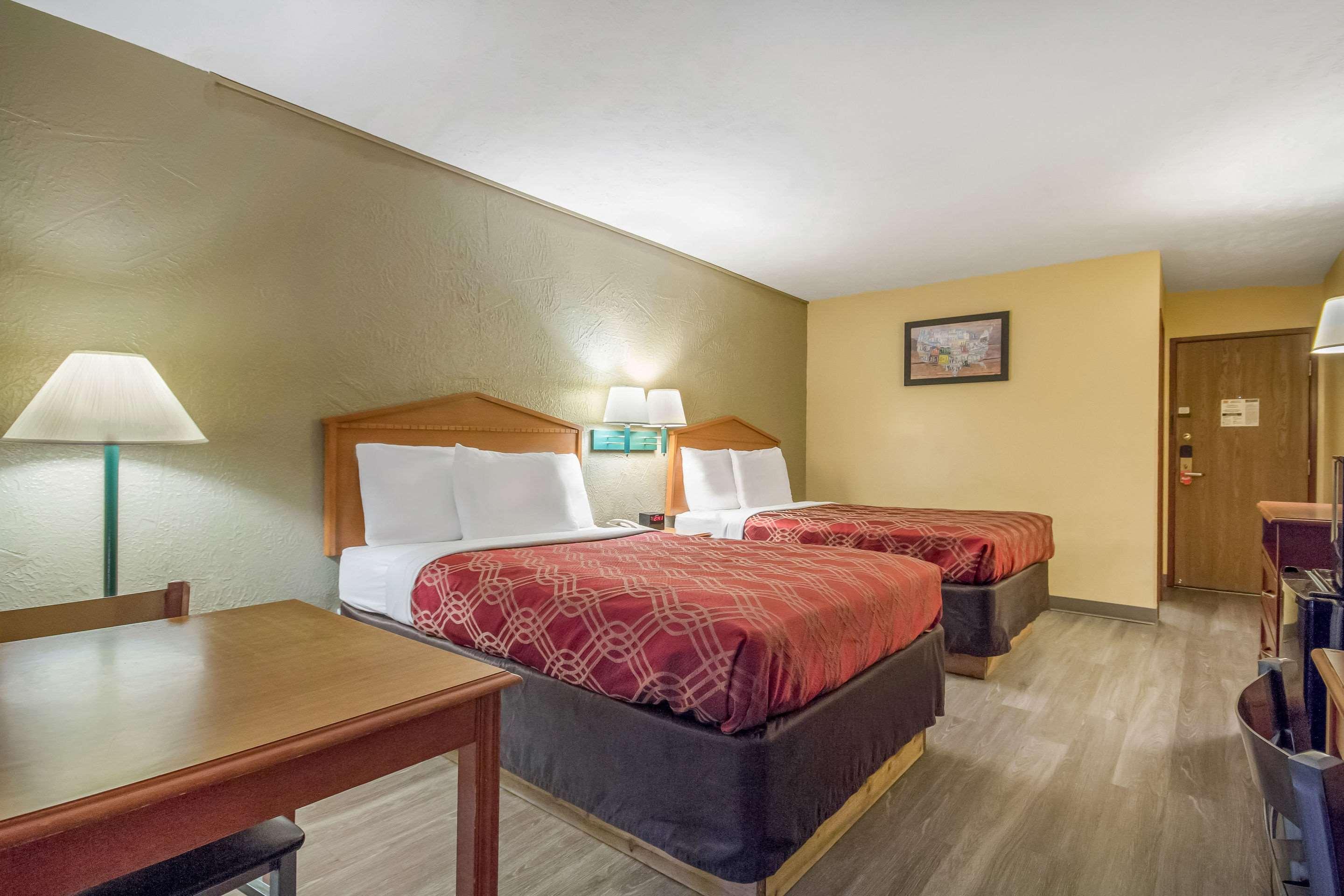 Econo Lodge Lansing - Leavenworth Esterno foto