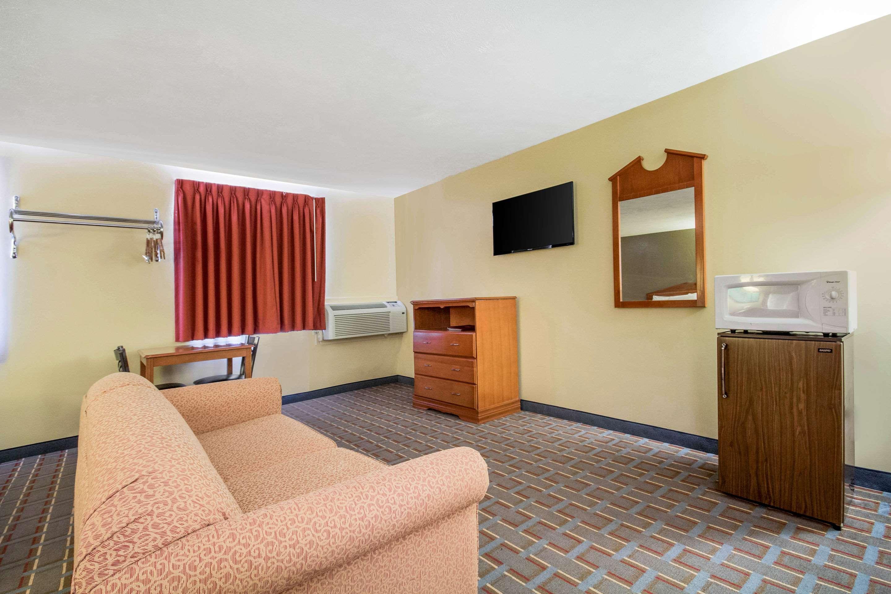 Econo Lodge Lansing - Leavenworth Esterno foto