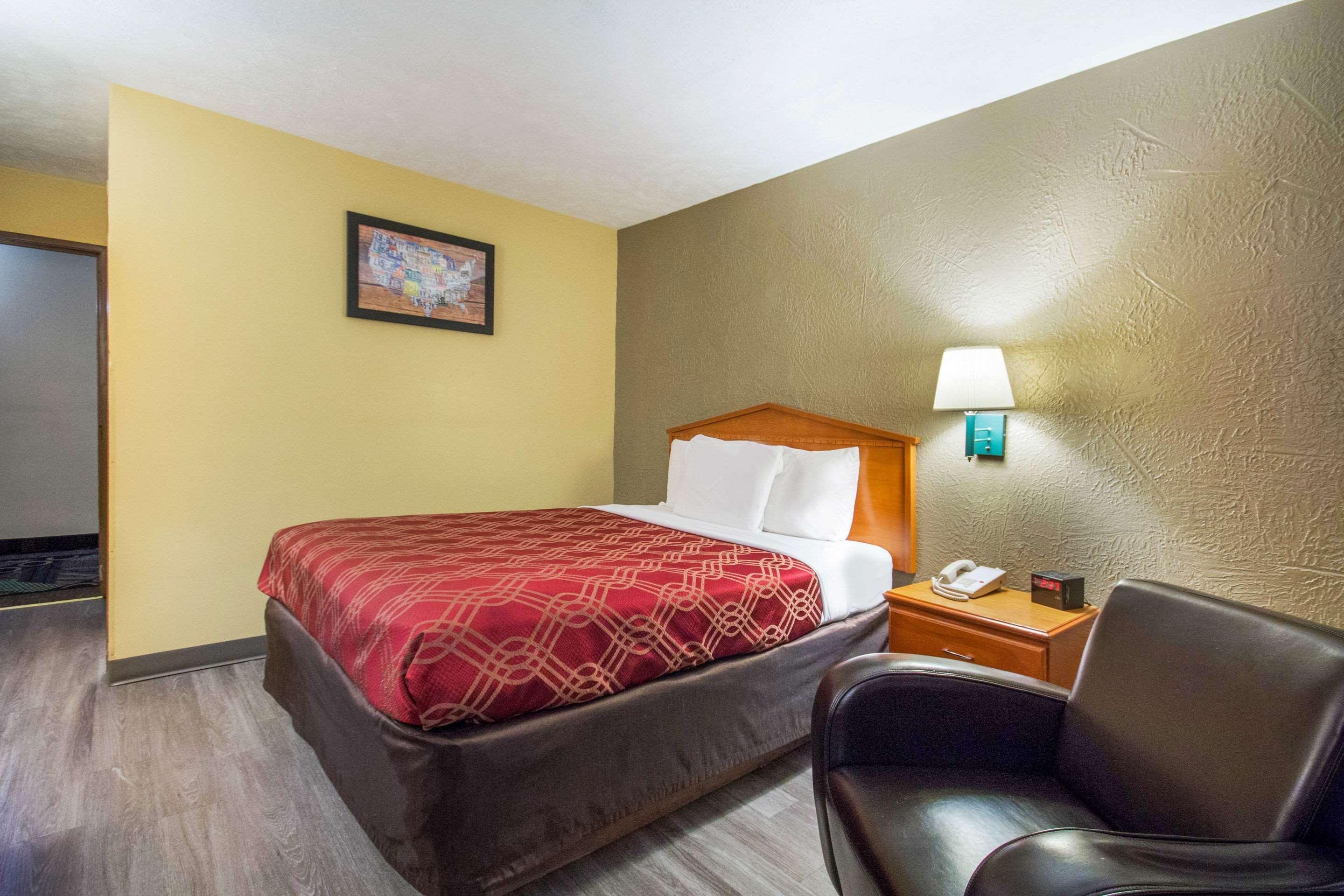 Econo Lodge Lansing - Leavenworth Esterno foto