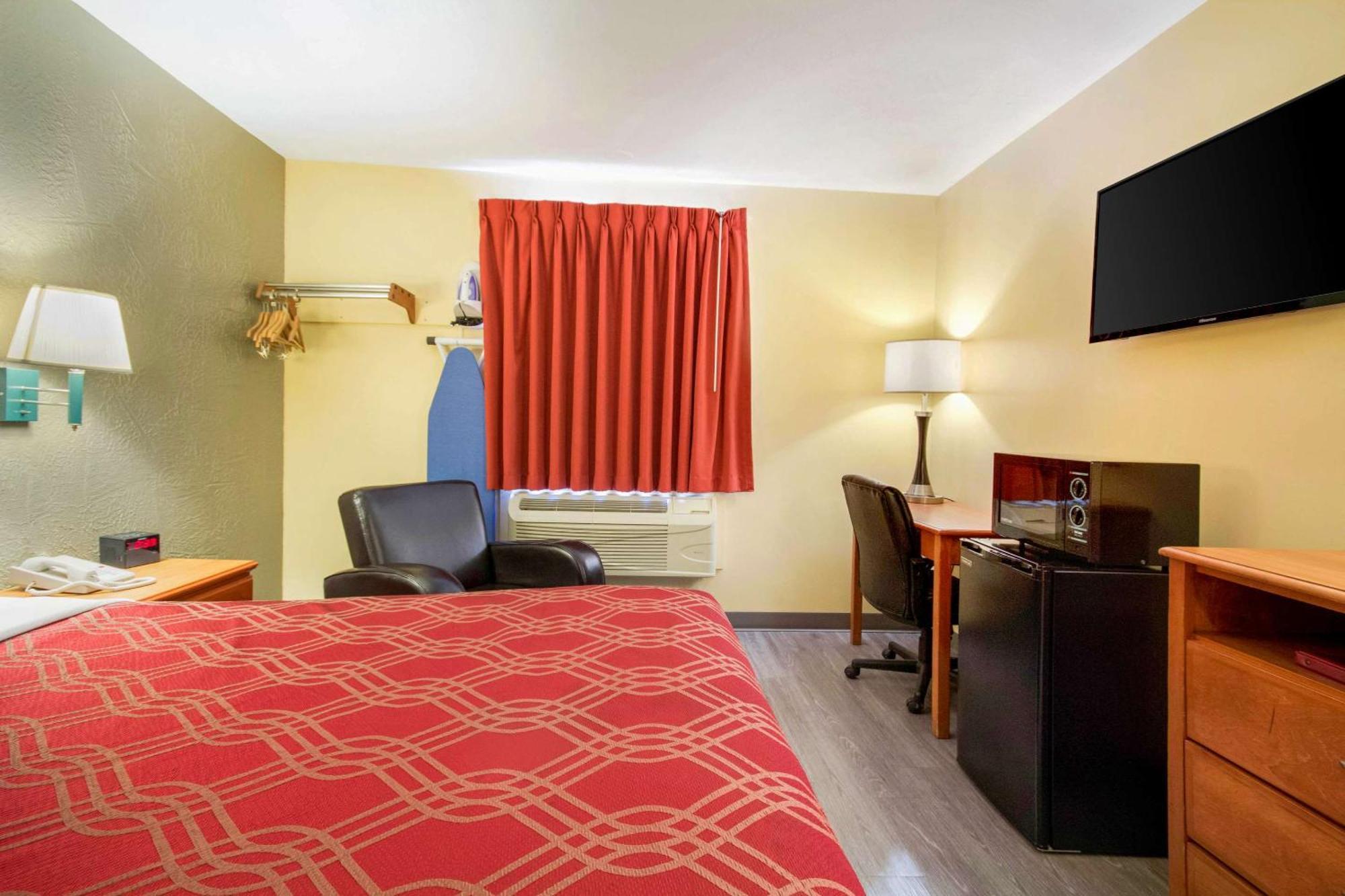 Econo Lodge Lansing - Leavenworth Esterno foto