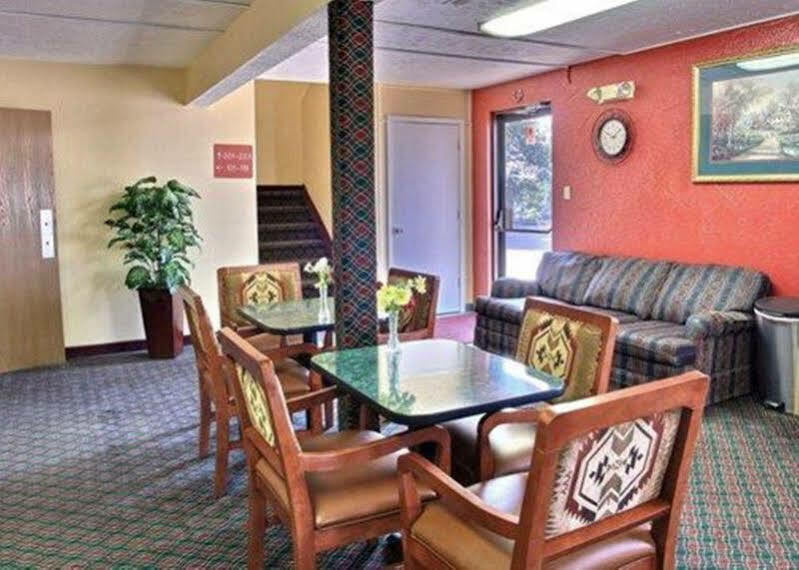 Econo Lodge Lansing - Leavenworth Esterno foto